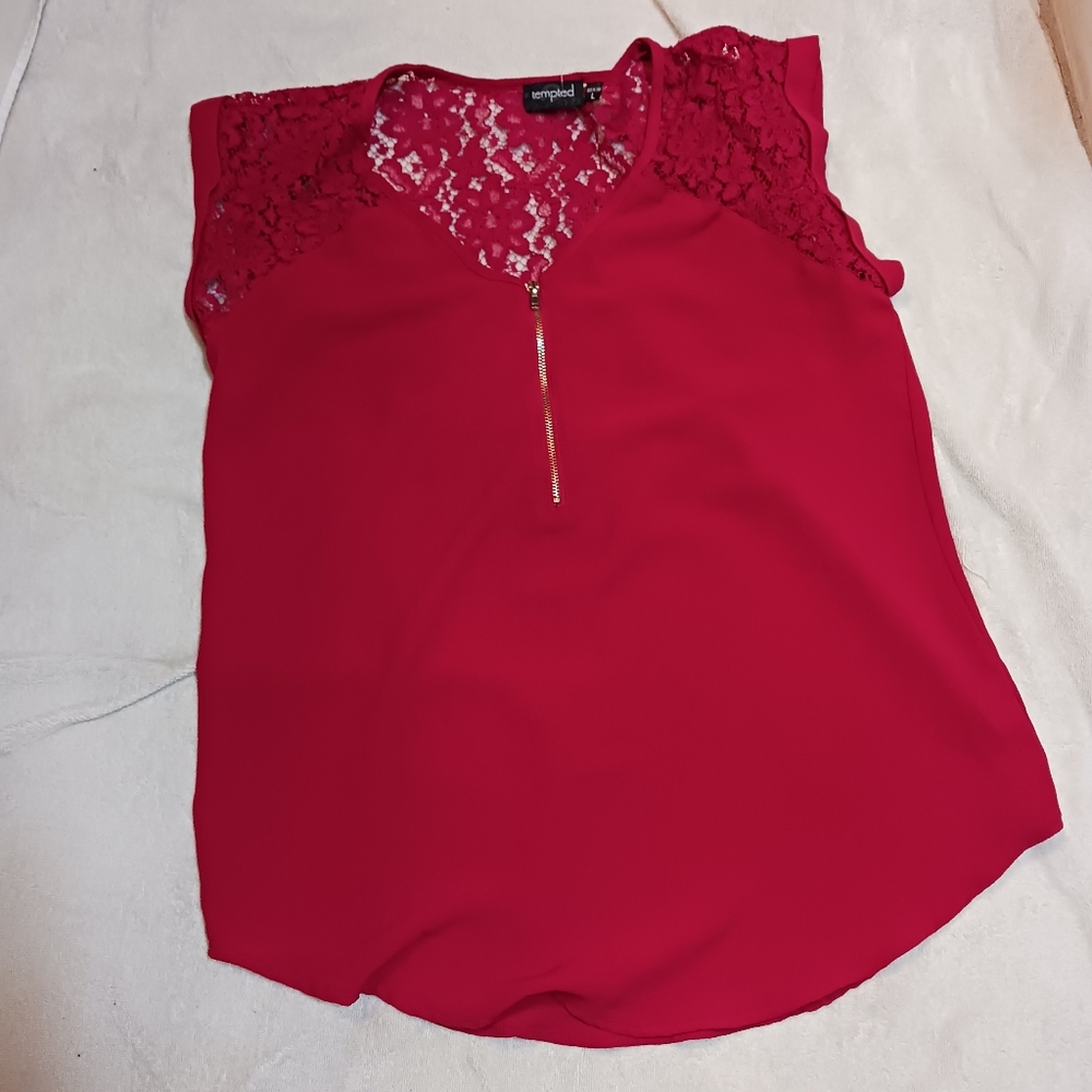 Red, sleeveless Blouse made of Chiffon and Crocheting on the back, size L